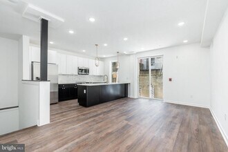 Building Photo - 608 S American St
