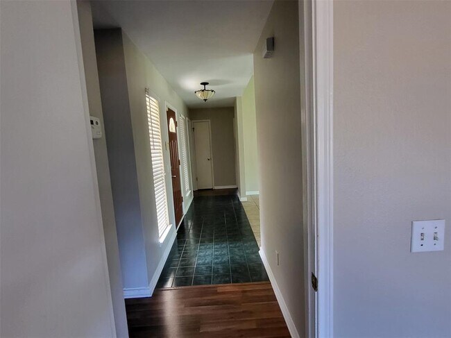 Building Photo - 512 Maplecreek Dr