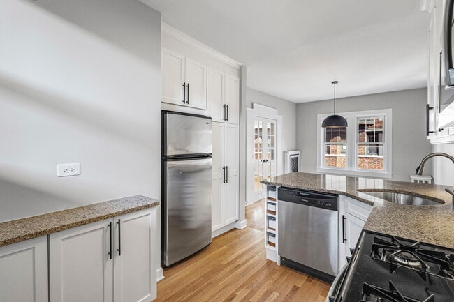 Building Photo - 537 W Brompton Ave