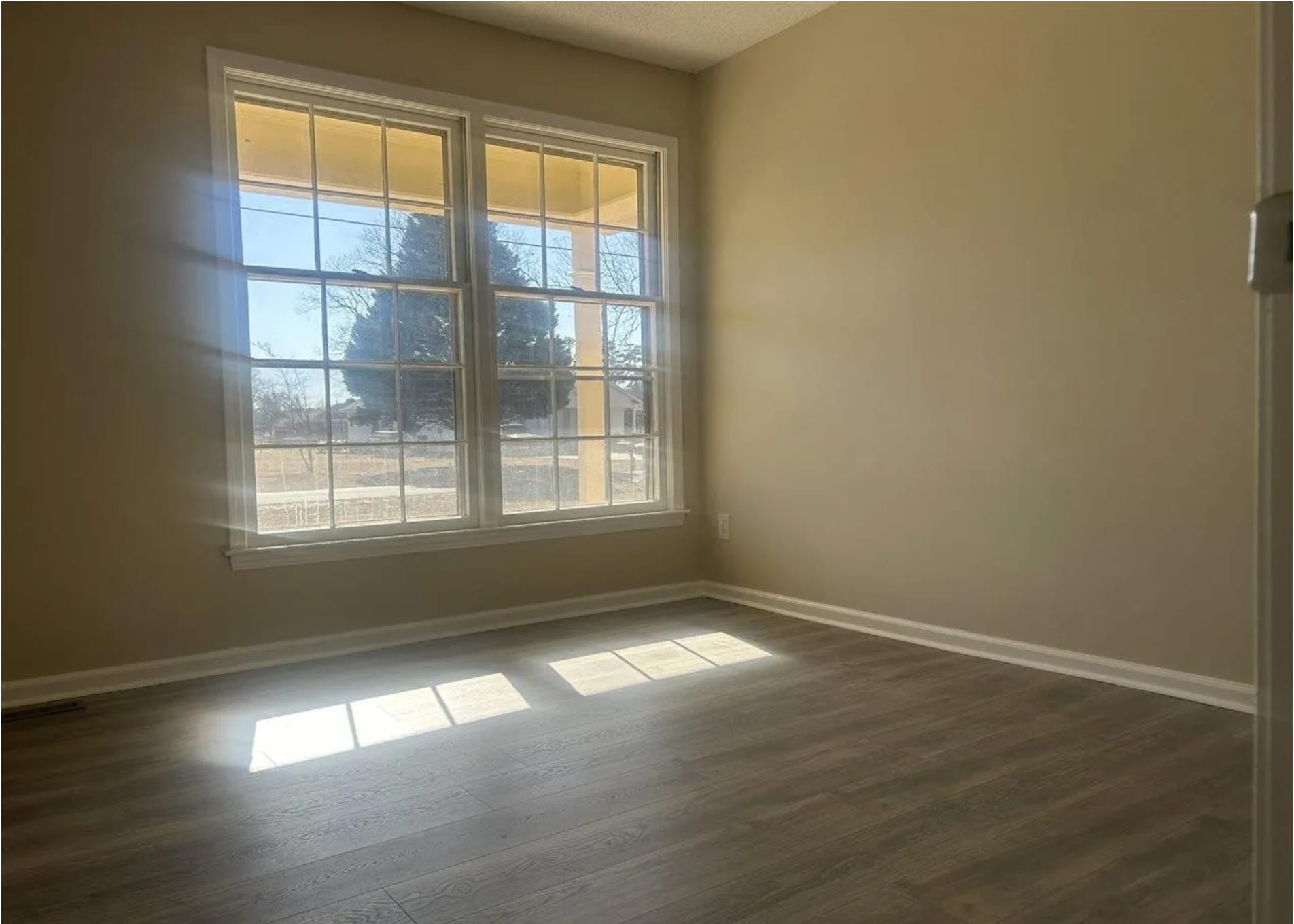 Large bedroom - 405 E Suena Dr