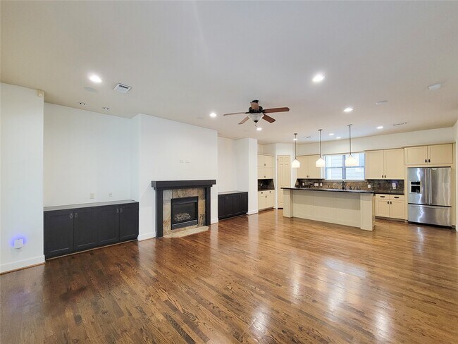 Building Photo - 1605 W 14th St