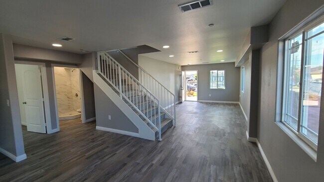 Building Photo - 129(425)