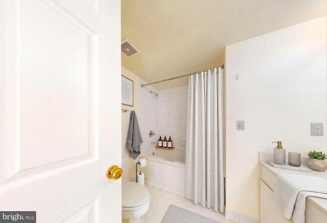 Building Photo - 1045 N Utah St