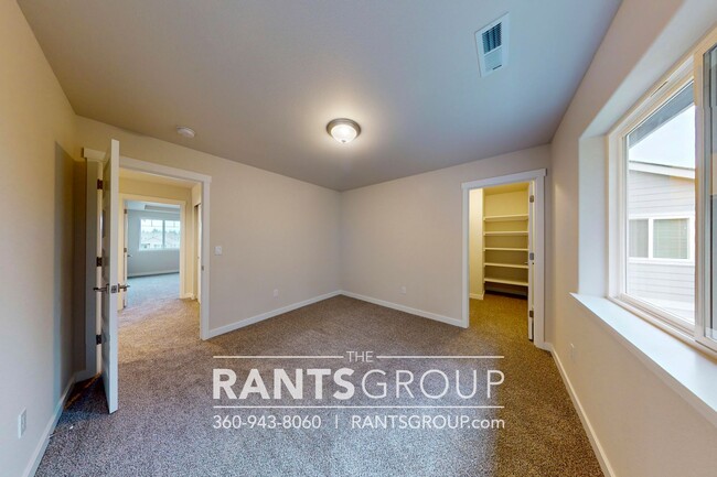 Building Photo - Beautiful Home! Easy JBLM Commute!