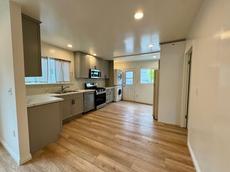 Kitchen - 2245 Meadowvale Ave