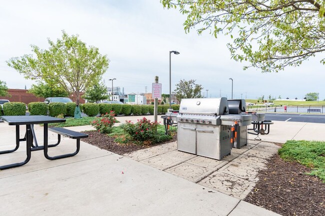 Outside Grilling Area - 401 W Shoreline Dr