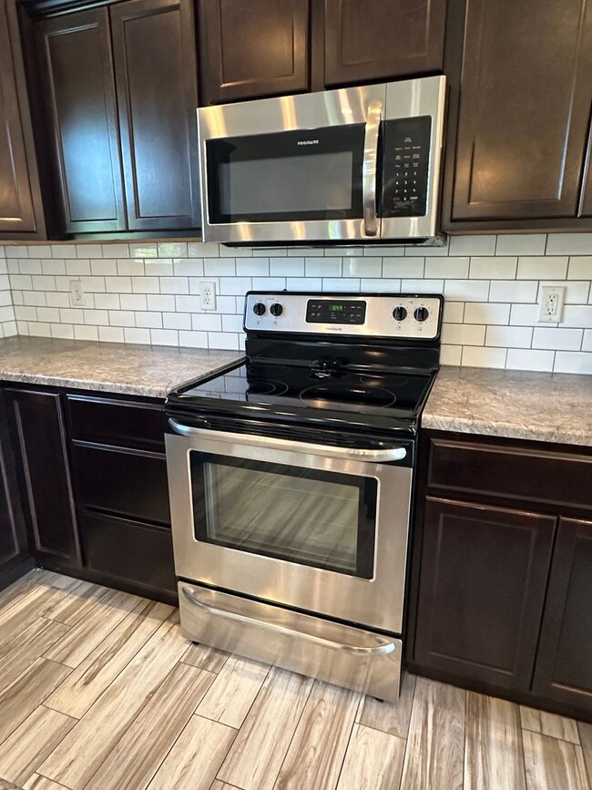 Building Photo - 4 Bedroom 3 Bath 2 Stall Garage in Waynesv...