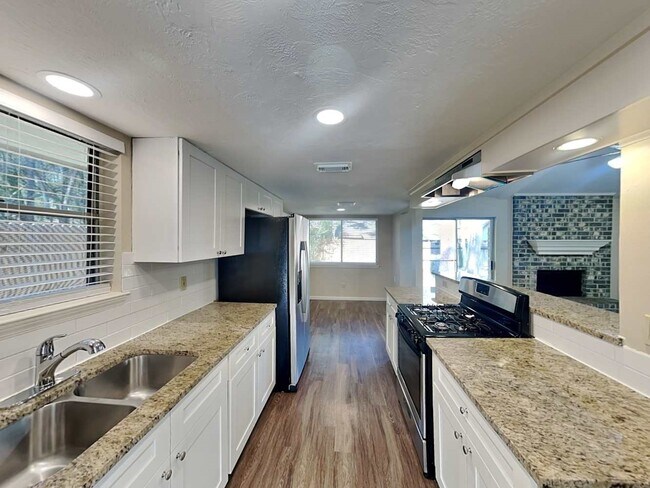 Building Photo - 2239 Middle Creek Dr