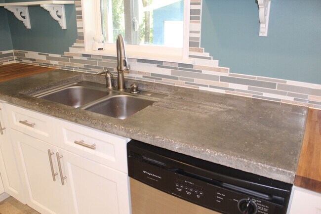 Building Photo - Beautiful 2 bedroom Lakefront Home