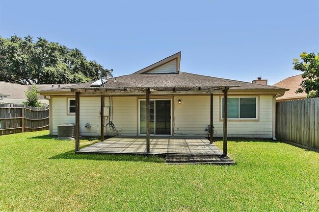 Building Photo - 2007 Highland Hills Dr