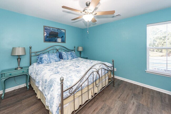 Building Photo - 4 Bedroom, 2.5 Bathroom Home in Brownswood...
