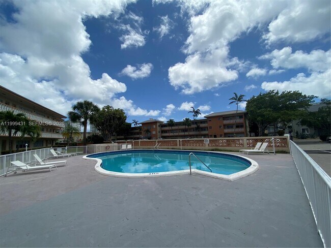 Building Photo - 1855 NE 121st St