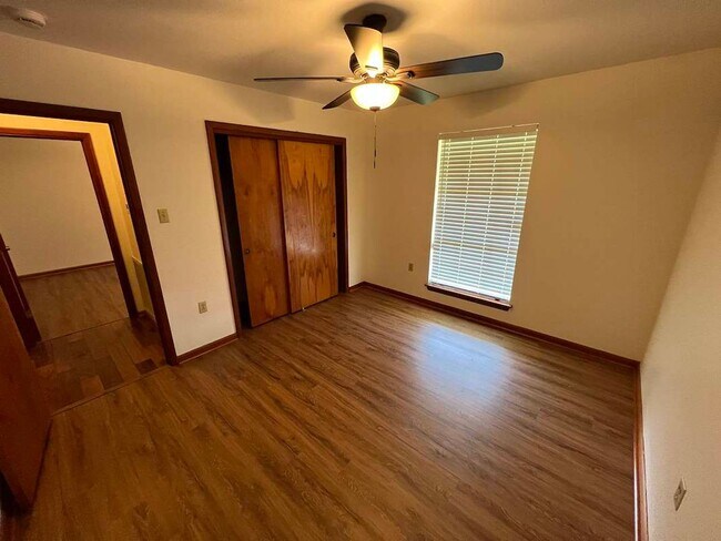 Building Photo - Baker's Historic Buffwood Subdivision, 3 bedroom, 2 bath home loaded with amenities
