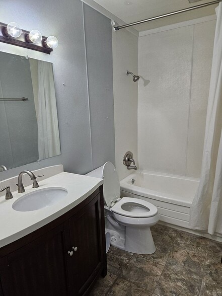 Building Photo - 5140 Kindred Ave