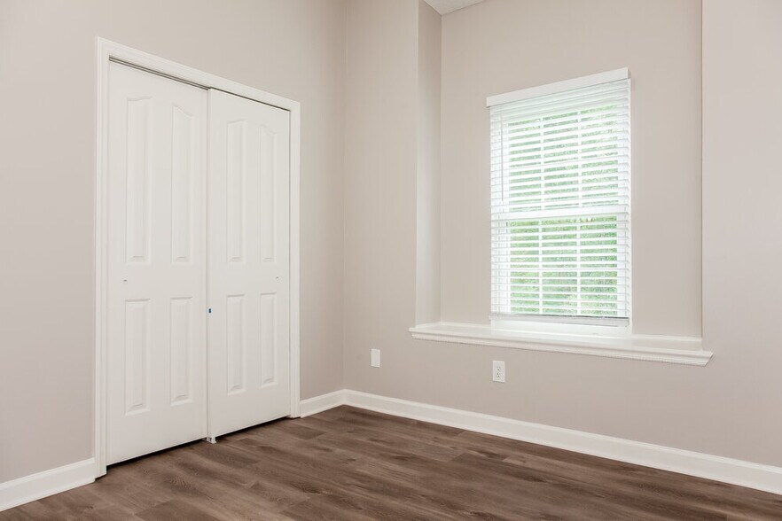 Building Photo - 10501 Southern Oak Ct