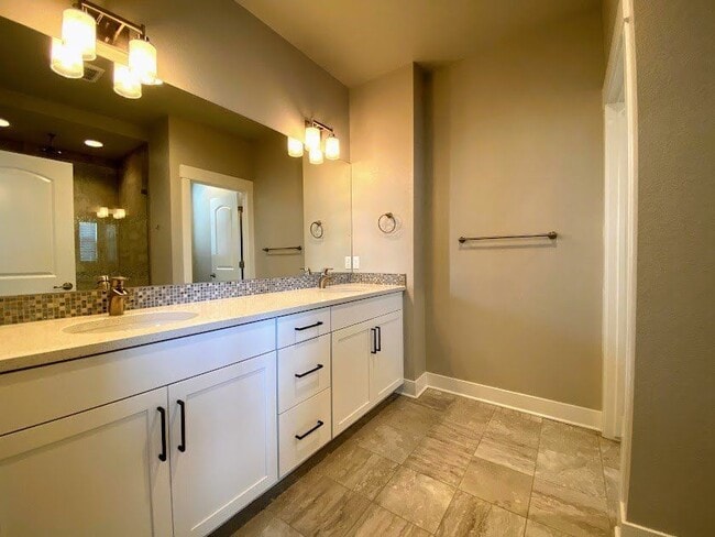 Building Photo - 5447 Valentia St