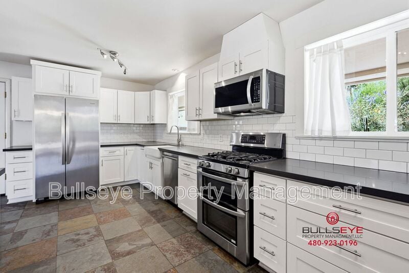 Building Photo - 1617 W Flower Cir N