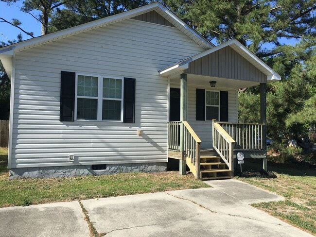 Building Photo - CHARMING 3 BEDROOM HOME IN NEW BERN!