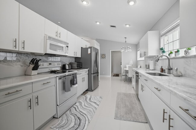 Building Photo - 12573 Coral Lakes Dr