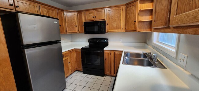 Building Photo - Available Now!! 3 to 4 Bedroom, 3 Full Bat...