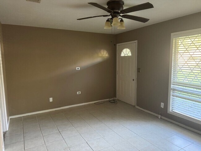 Building Photo - 3865 Meadow Ln
