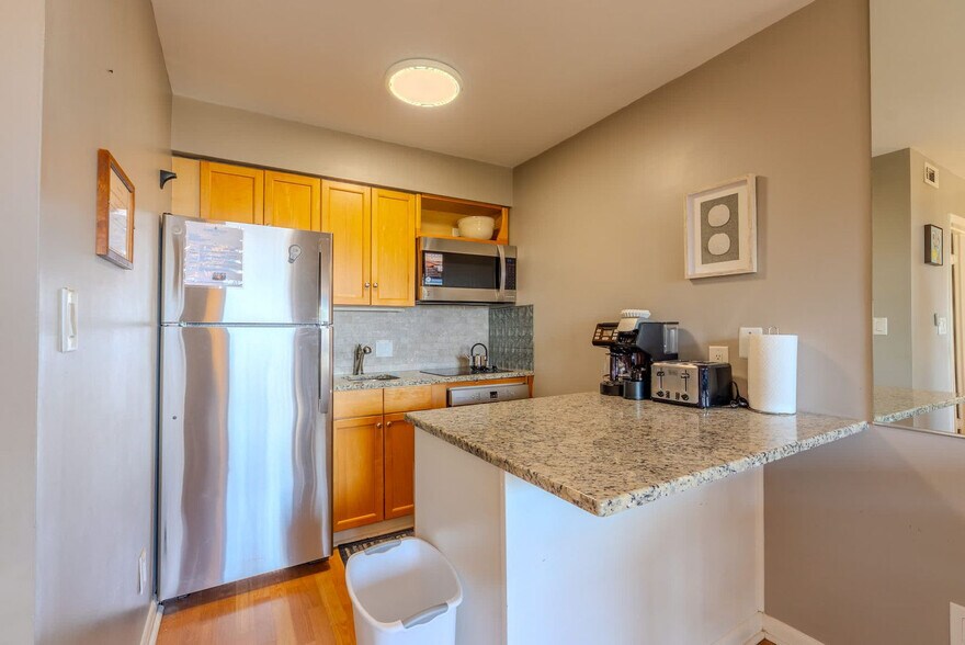Building Photo - 4 N Forest Beach Dr