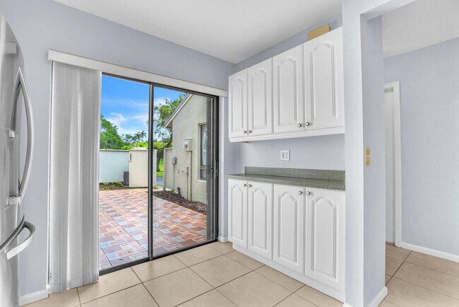Building Photo - 12712 Spinnaker Ln