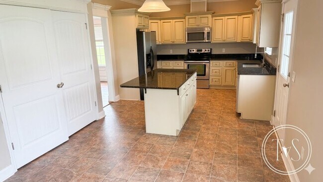 Building Photo - 709 English Oak Dr