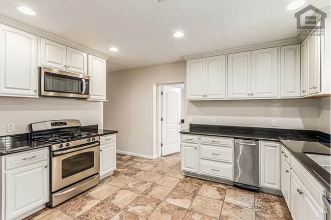 Building Photo - 3Bed/3Bath House at Thomas/7th Ave! Ready for Immediate Move-In! -- NO HOA! FULLY REMODELED!