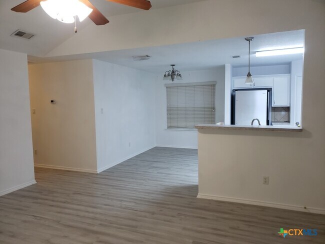 Building Photo - 1121 Dixon Cir