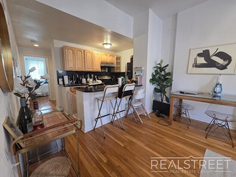 Building Photo - Magnificent 2BR in north Park Slope