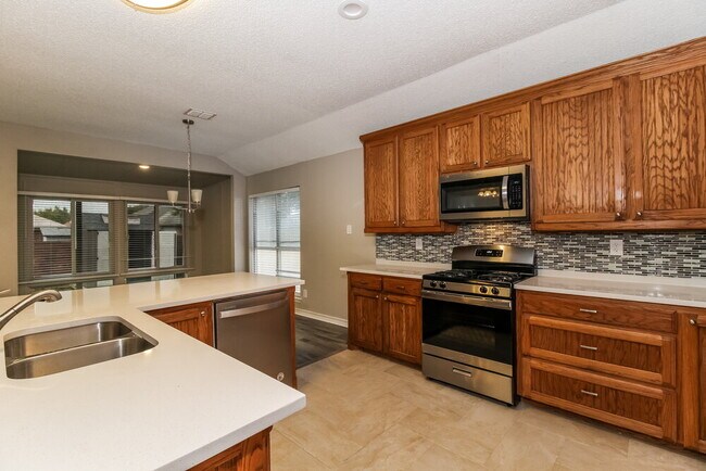 Building Photo - 5912 Hillview Dr