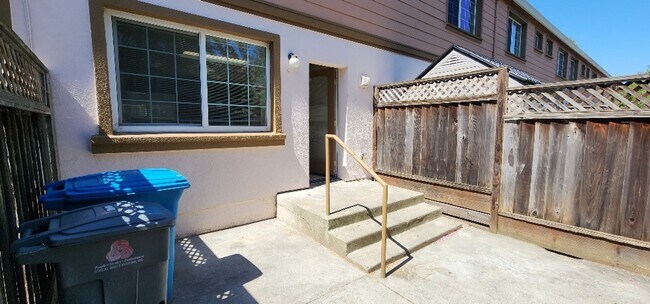 Building Photo - Nice Condo 2 Bedroom 1 Bath Off Street Parking in Great Area Valljeo