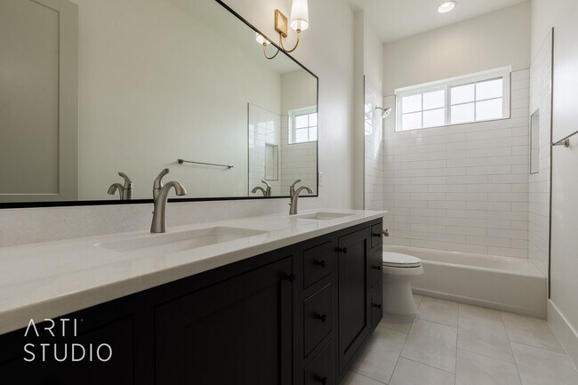 Building Photo - Beautiful Fully Furnished 3 bedroom, 2.5 B...