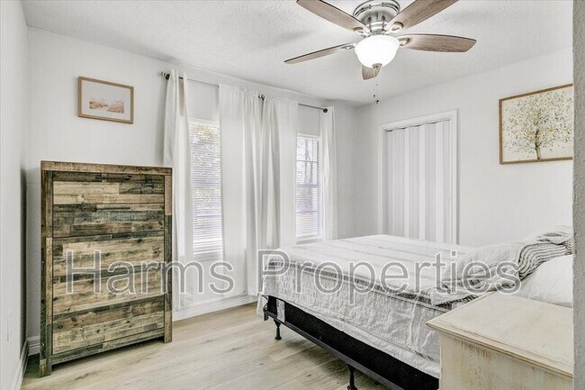 Building Photo - 185 Weiss Bluff Rd