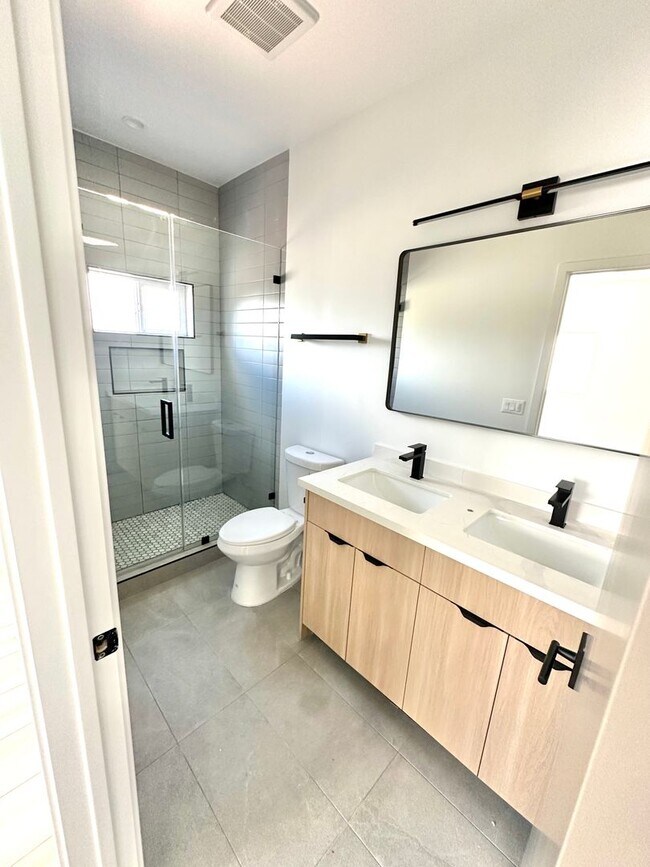 Building Photo - 3-Bedroom, 3-Bath Townhome in Prime North Hollywood Location