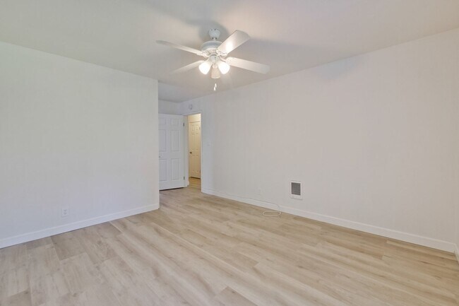 Building Photo - Beautiful 2BR 2BA downstairs condo in Moun...