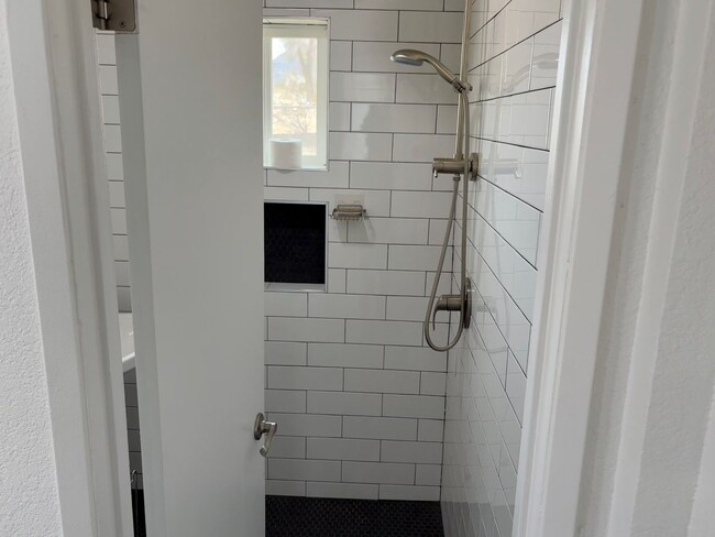 Building Photo - 3 Bedroom 1.5 Bath Modern Farmhouse near J...
