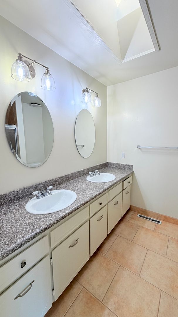 Building Photo - 1092 Melrose Ave