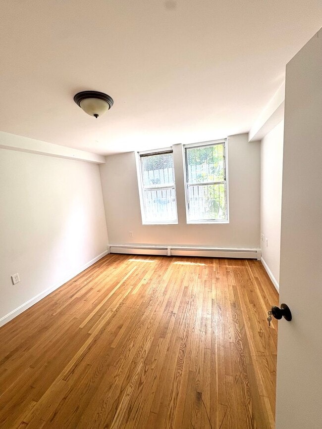 Building Photo - Spacious 2-bed Right on Comm Ave. - Close to T