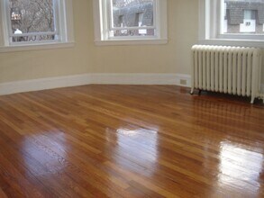 Building Photo - Renovated May 1 Studio NO FEE Heat HW inc Students ok  Seconds to Green line