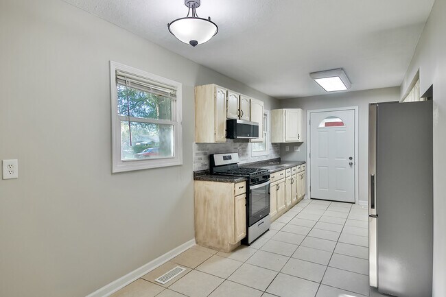 eat in dining - 7811 Randy Rd