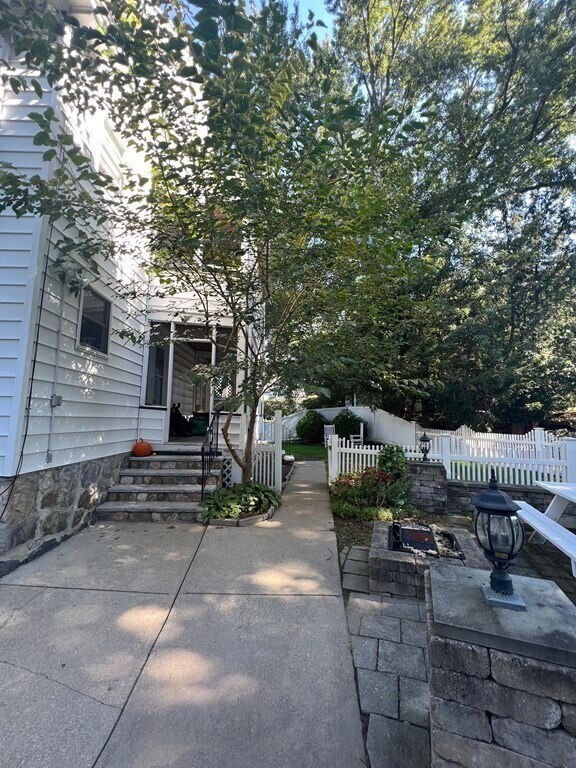 Building Photo - 100 Church St