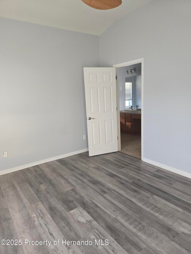 Building Photo - 14392 Wake Robin Dr