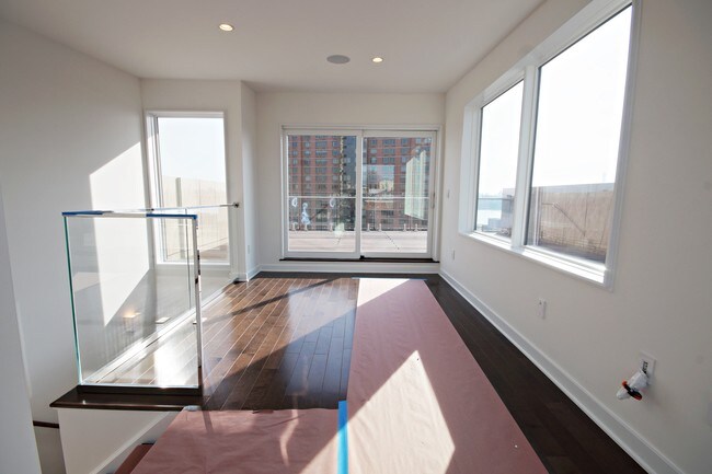 Building Photo - 5 Washington Pl