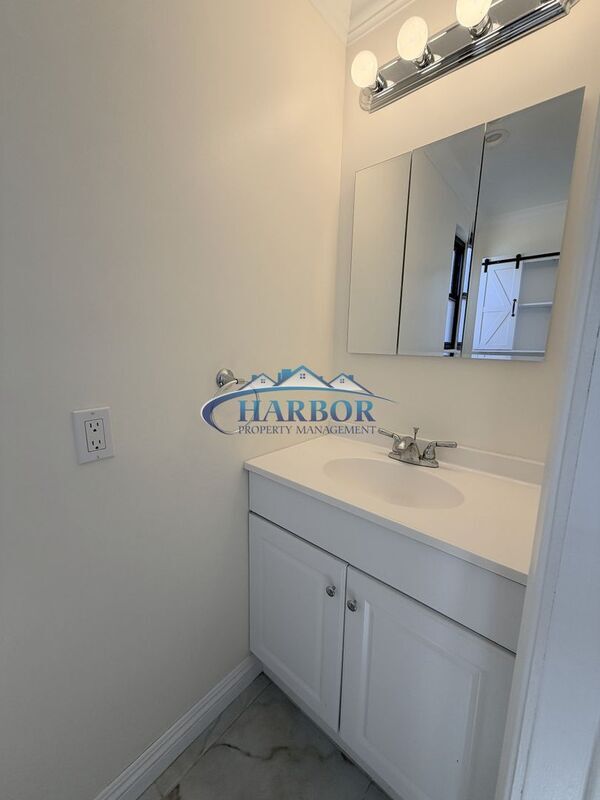 Building Photo - 827 W 22nd St