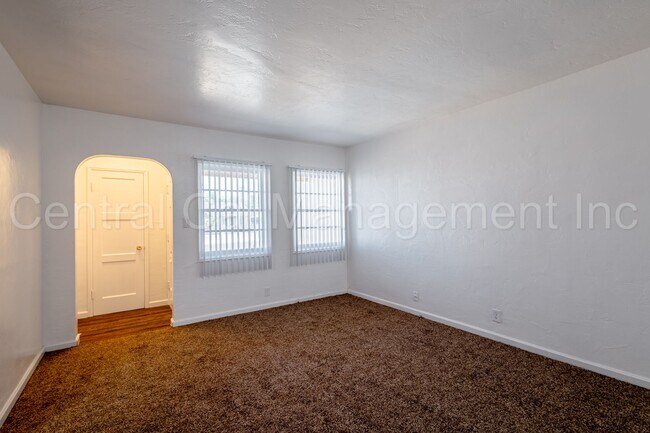 Building Photo - 3 Bedroom/2 Bath Home - $1695 per Month!