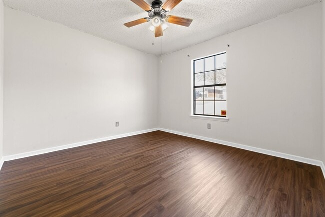 Building Photo - 3/2 Sherwood