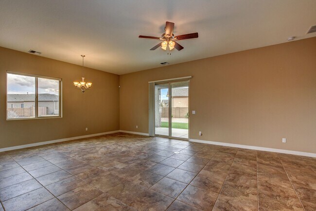 Building Photo - 3 Bed 2 Bath Home with 2.5 Car Garage for Rent in Granville!