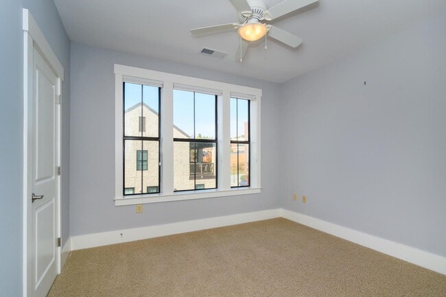 Building Photo - Biltmore Park Townhouse